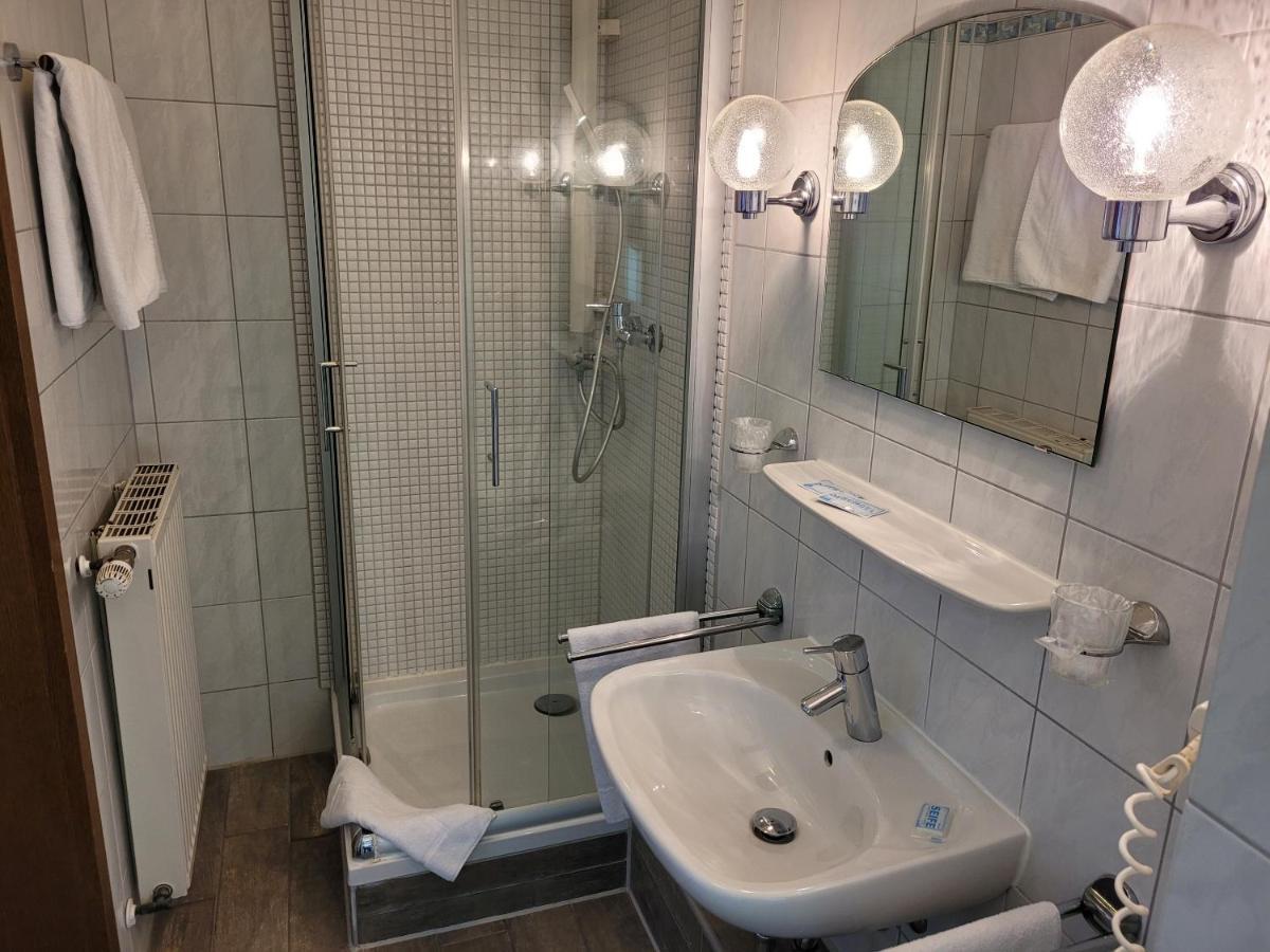 Ems-Hotel Emden Buitenkant foto